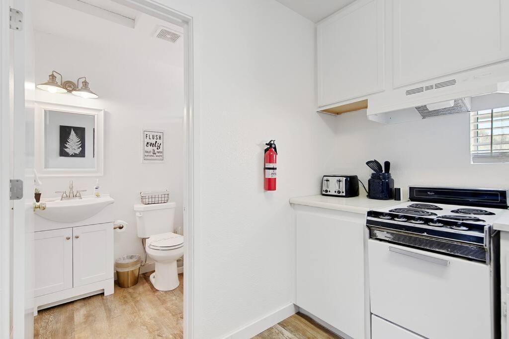 오크허스트 Couples Studio 1 W Full Kitchen 아파트 외부 사진