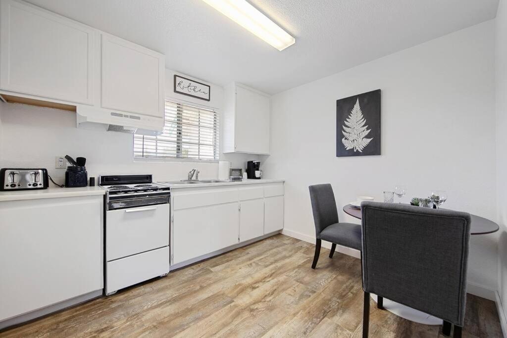 오크허스트 Couples Studio 1 W Full Kitchen 아파트 외부 사진